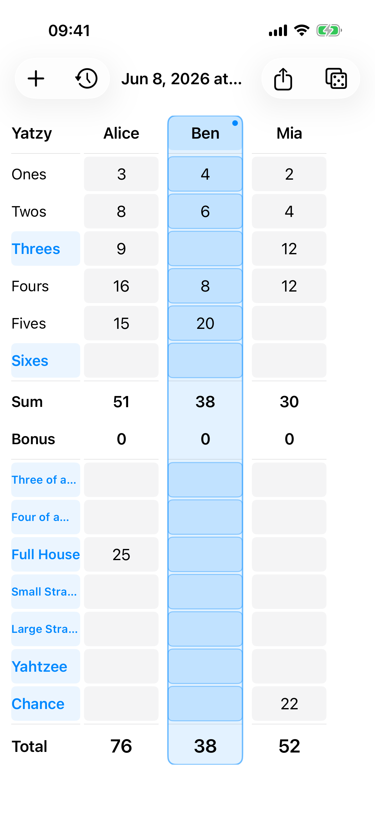 Yatzy live score sheet with three players and highlighted current player.